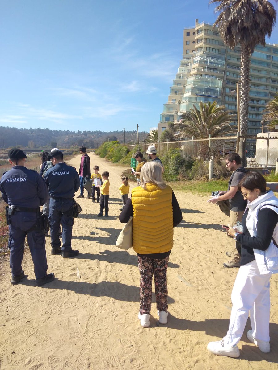 DGTM_Chile's tweet photo. La Capitanía de Puerto de #Algarrobo apoyó una @LimpiezaPlayas que se realizó en el sector del humedal #ElMembrillo, ubicado en la playa Algarrobo Norte, en el marco del #DiaInternacionalDeLaTierra.
@Armada_Chile @AlgarroboNews @Maritgobsno @Munialgarrobo https://t.co/9HML8BYeHN