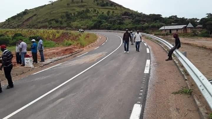 HonoreMvula1's tweet photo. 4/5
30. Route Sud-Kivu
31. Kongo Central
32. Route Goma-Bunagana
33. Route Goma-Kibumba-Bunagana
34. Likasi
35. Route Lubumbashi-Kasomeno- Kasenga- Pweto.
36. La route Likasi – Kolwezi
37. RN 1 : Mukadi - Kikwi

Texte et photos d’Alidor Mutudi. https://t.co/8YcA06HDo4