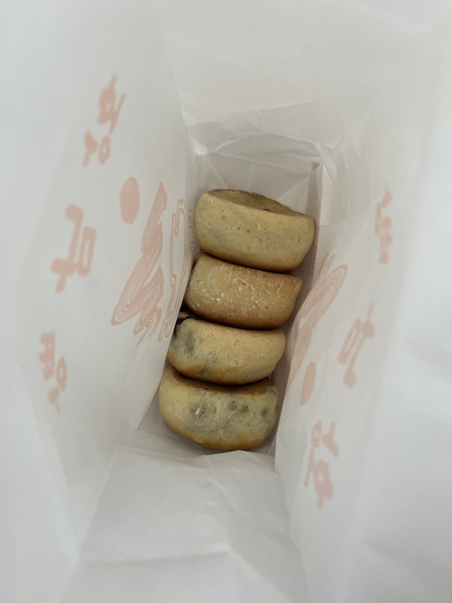 가는 길에 황남빵. 본인 황남빵 엄청 좋아함... 갓 나온거 먹으면 잘만든 팥죽 한입에 넣는 느낌... 임튼 이거 들고 월정교까지 걸어갔다. 애매한 시간이라 해질 때까지 걷기로.