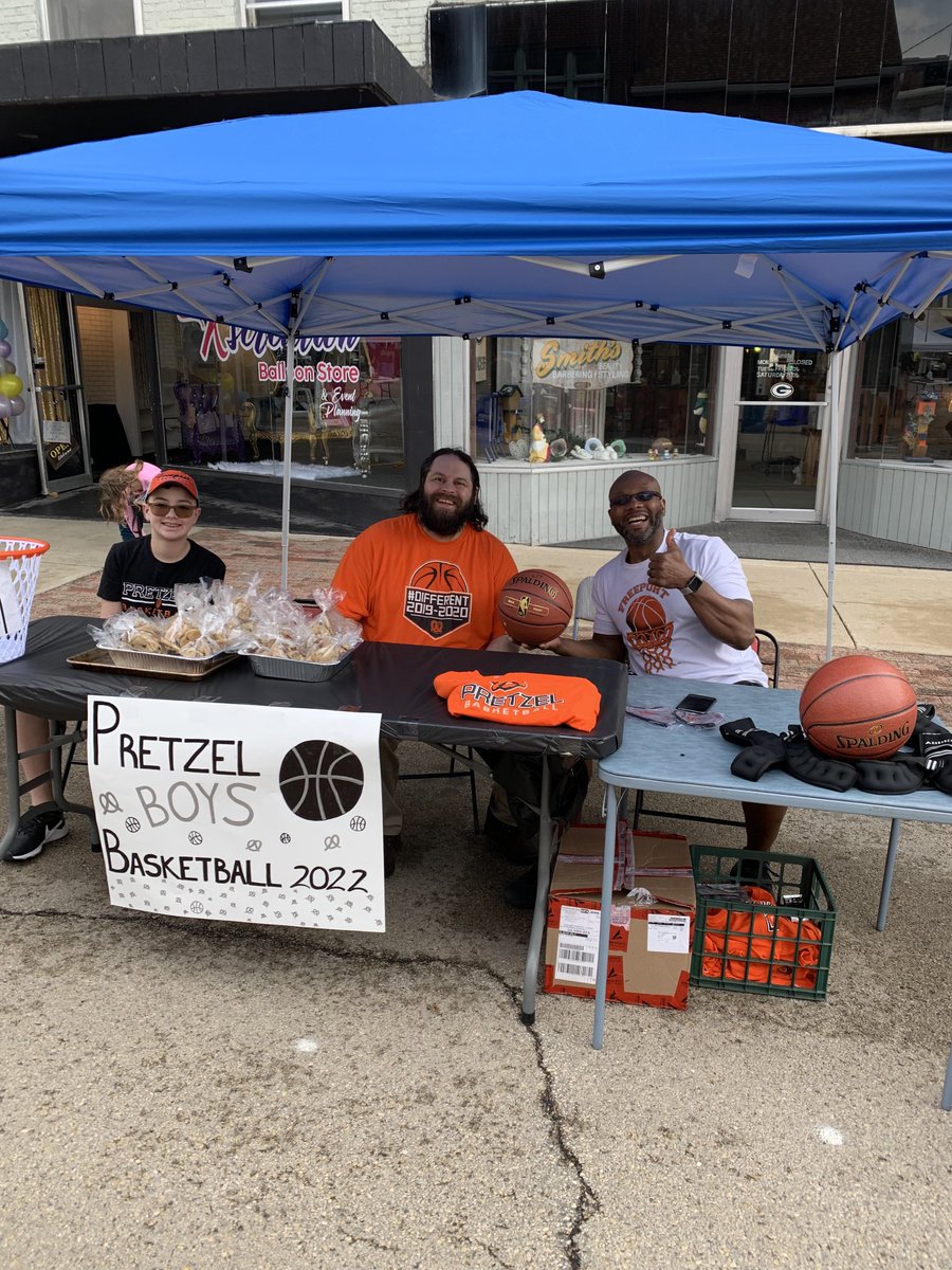 SuptAnnaAfsd145's tweet photo. Perfect weather for Pretzel Fest ( except for the wind). All smiles FSD145. C’mon down and check us out. ⁦@FSD145⁩ ⁦@CloatJulia⁩ ⁦@PretzSports⁩ https://t.co/EeDdhqkwBf