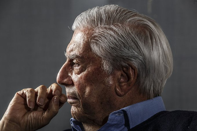 LATAMTV2's tweet photo. #AHORA: El escritor y premio nobel de literatura Mario Vargas Llosa ha sido internado en un centro medico de Madrid por complicaciones del covid19 sin embargo su familia comunica que gracias a el tratimiento esta evolucionando "bien". https://t.co/N2Nu9lHtXS