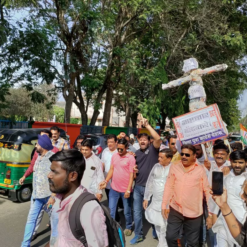 JitendraSGIYC's tweet photo. देवास जिला अस्पताल में हो रही लापरवाही, भ्रष्टाचार ,अव्यवस्था एवं बच्ची चोरी की घटना के विरोध में युवा कांग्रेस जिलाध्यक्ष जितेन्द्र सिंह गौड़ के नेतृत्व में युवा कांग्रेस कार्यकर्ताओं ने सीएमएचओ का ��ुतला जलाया।
@digvijaya_28 @OfficeOfKNath @IYCMadhya @MPArunYadav @sajjanvermaINC https://t.co/cWVMQ4eEjm