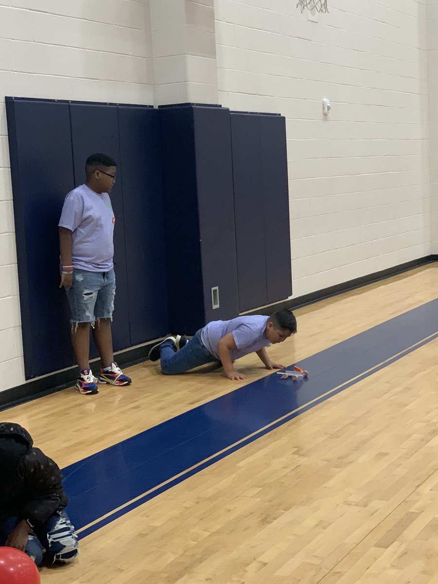 HBohlmeyer1's tweet photo. #HumbleSciO @HumbleISD_OE  Oaks science Olympiads balloon car racing! https://t.co/bLsLzAs0Mf