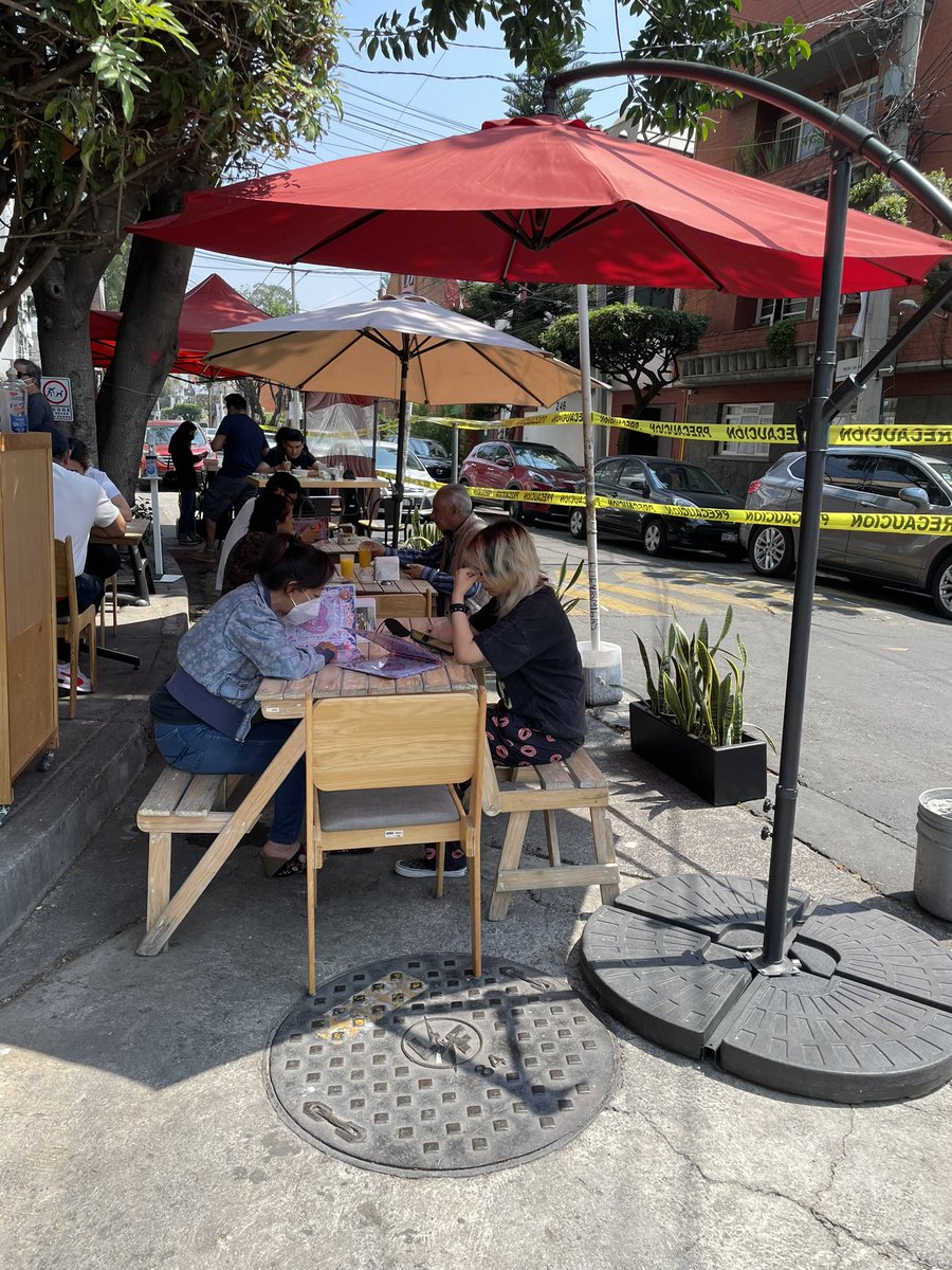 piedradeovando's tweet photo. Muy bien @Claudiashein por el manejo del #Covid_19 en @GobCDMX, lo que no comprendo es cuando se retirarán los restauranteros de las calles de nuestra ciudad. Esto es privatización del espacio público👇🏼@_Narvarte @BJAlcaldia https://t.co/3MnlWl3HFg