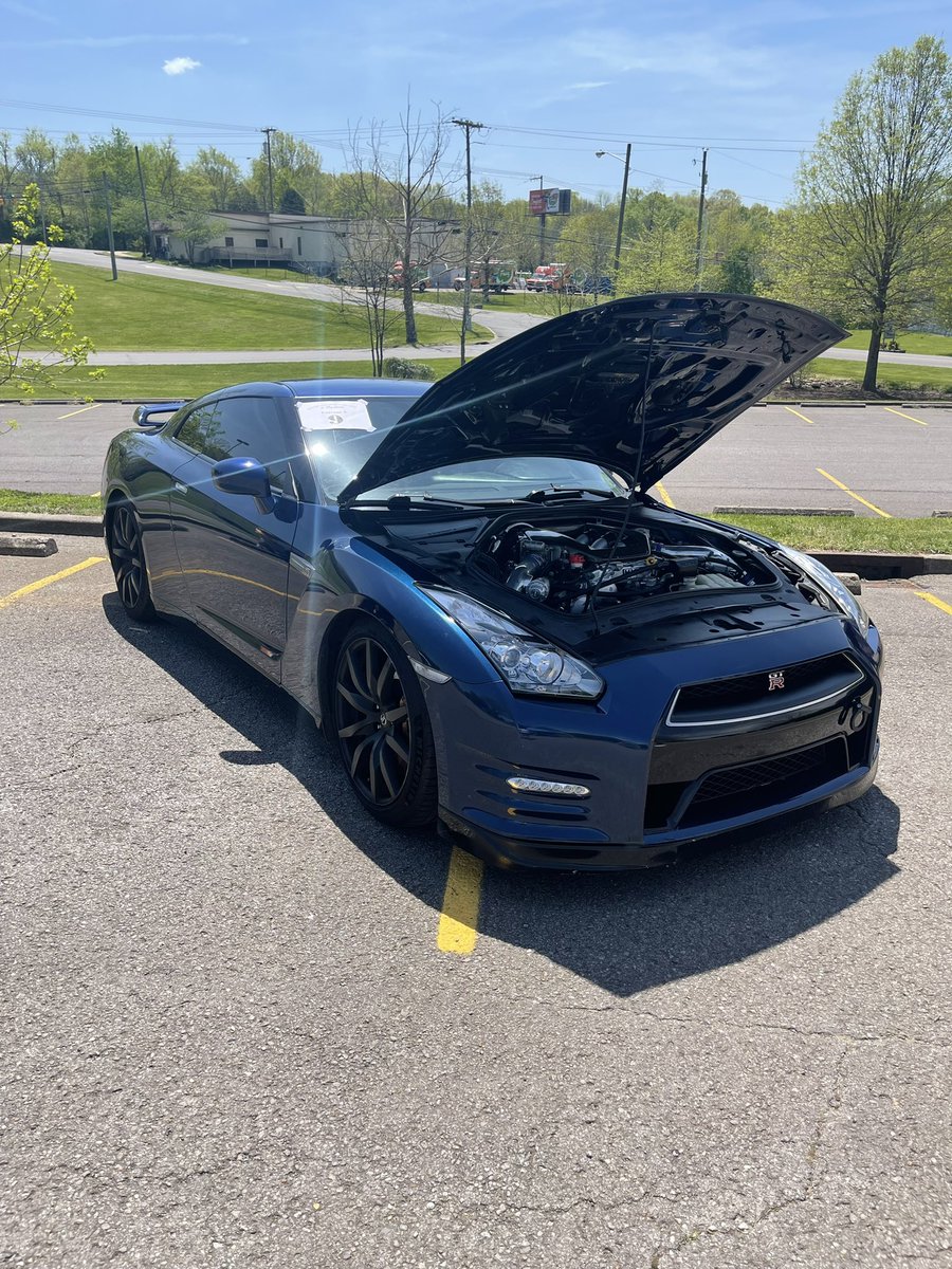 AcademyCoachHL's tweet photo. It’s a beautiful day for a @HLHS_Mktg_Adv DECA Car Show and and Car Wash at @hunters_lane! Some stiff competition looking to take home the prize! https://t.co/yWSfb3PdxS