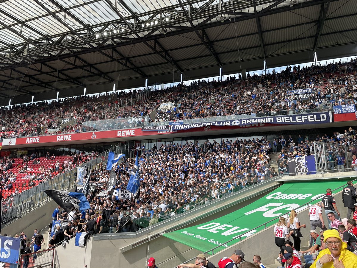 Karamba, was haben wir heute in der Kurve Gas gegeben. Selbst die Kölner fanden unseren Support bemerkenswert! 👍⚫️⚪️🔵

Jetzt schreien wir nächste Woche die Hertha aus #Bielefeld

#koedsc #bundesliga #support #arminia