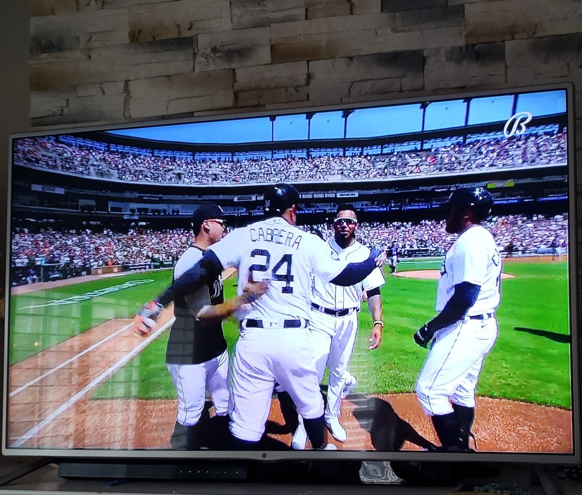 fjgotopo's tweet photo. Celebrating in family @MiguelCabrera 's 3000!! 👏👏👏 #Hit3000MC #MakingHistory #ArepaPower https://t.co/8ufd5eEy3C