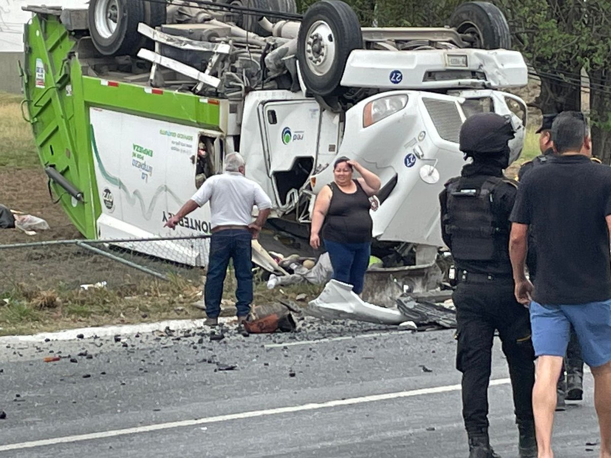 AleGon_27's tweet photo. #AHORA 🔴
Se registra fuerte accidente sobre la Carretera Nacional en circulación de sur a norte a la altura de Mundo De Adeveras en #Monterrey .

Unidades de emergencia confirman el fallecimiento de una persona persona y varios lesionados. 

@Cicmty 
Información en proceso 🔄 https://t.co/rQ8OoewfaF