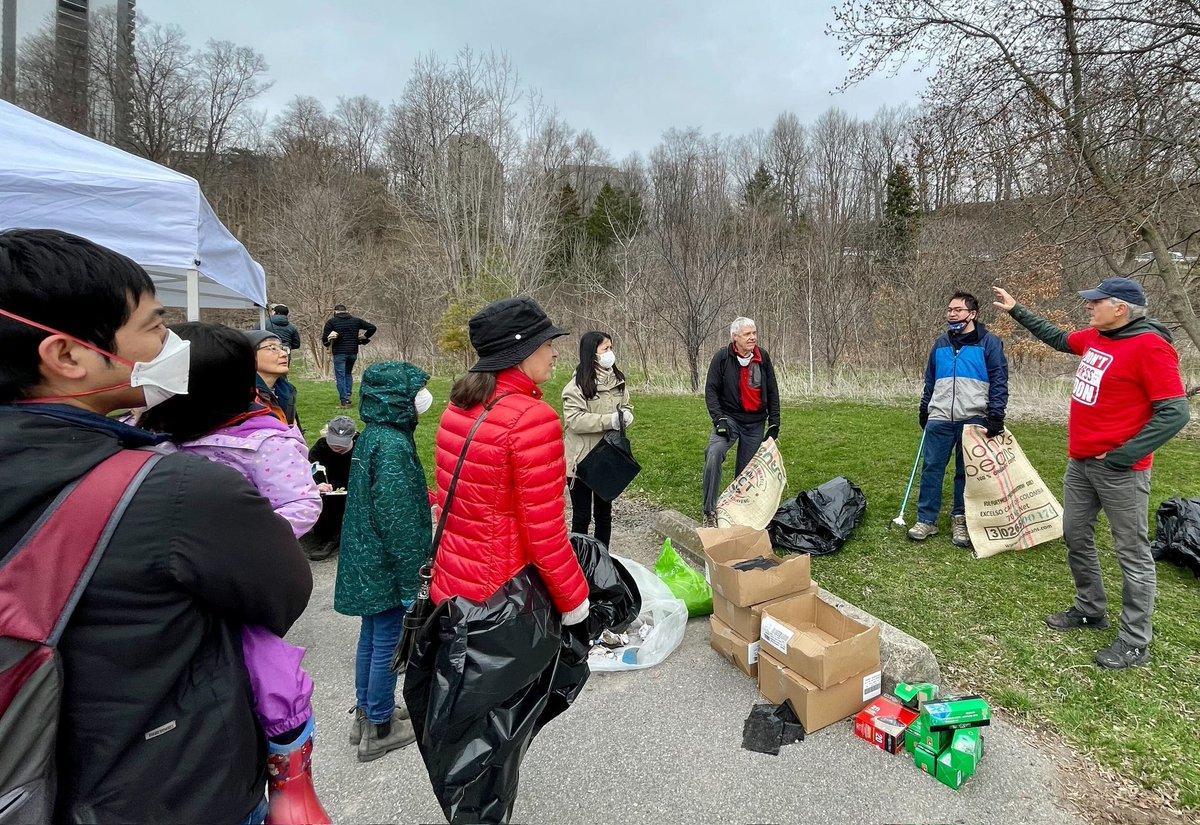 stephaniebowman's tweet photo. Thank you @dontmesswthedon for organizing Earth Week cleanups! Great to see people of all ages and backgrounds come out together to clean up our natural environment. #cleanTOtogether #TorontoRavines #EarthWeek2022 https://t.co/e8fOXoII0n