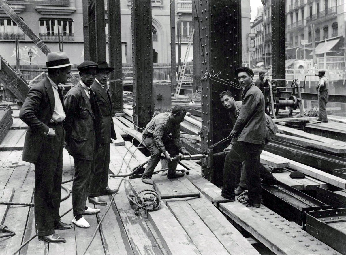 aparejadorfer's tweet photo. #aparejador #arquitectotecnico #ingenieroedificacion ¿Visita de los técnicos encargados de la dirección de obra y del contratista a la construcción del Edificio Telefónica en 1927? Vía @Madtourmisterio https://t.co/6sASbumqWH