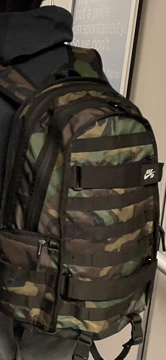 tracypoon's tweet photo. @SFCarBreakins the criminal ! Have you seen these bags ? We lost a grey Mac laptop. https://t.co/ByftTpttuZ
