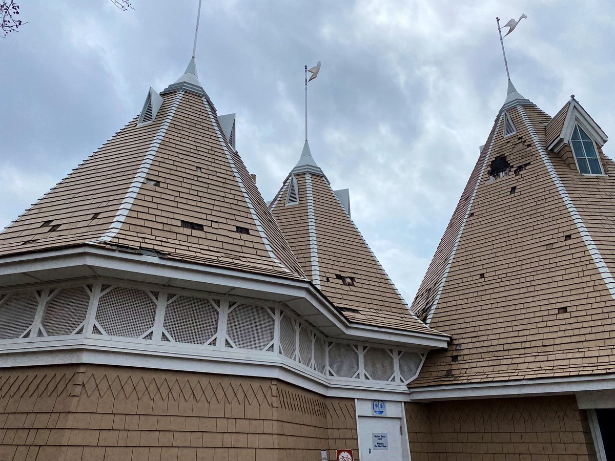 TaneDanger's tweet image. There are literally pieces flying off the Lake Harriet Bandshell buildings today. I noticed this last spring, but it’s gotten much worse. Is the @MplsParkBoard planning to do something?