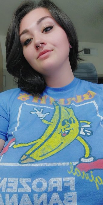 6 more followers until I reach 600! If we get to 600 today, I will post an uncensored 30 second clip