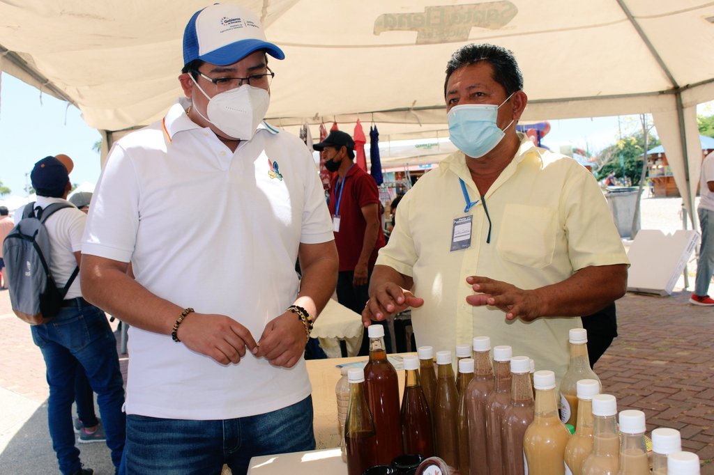 ValeGuerra84's tweet photo. El Director Distrital @paltamirano33 de @AgriculturaStaE, junto a @gobersantaelena participan en la 2da. edición de las Ferias del Encuentro, con el objetivo de beneficiar productores de la provincia mediante canales de comercialización justa y directa🍉🌽🥦
#GobiernoDelEncuentro https://t.co/VVM2Aw3G5I