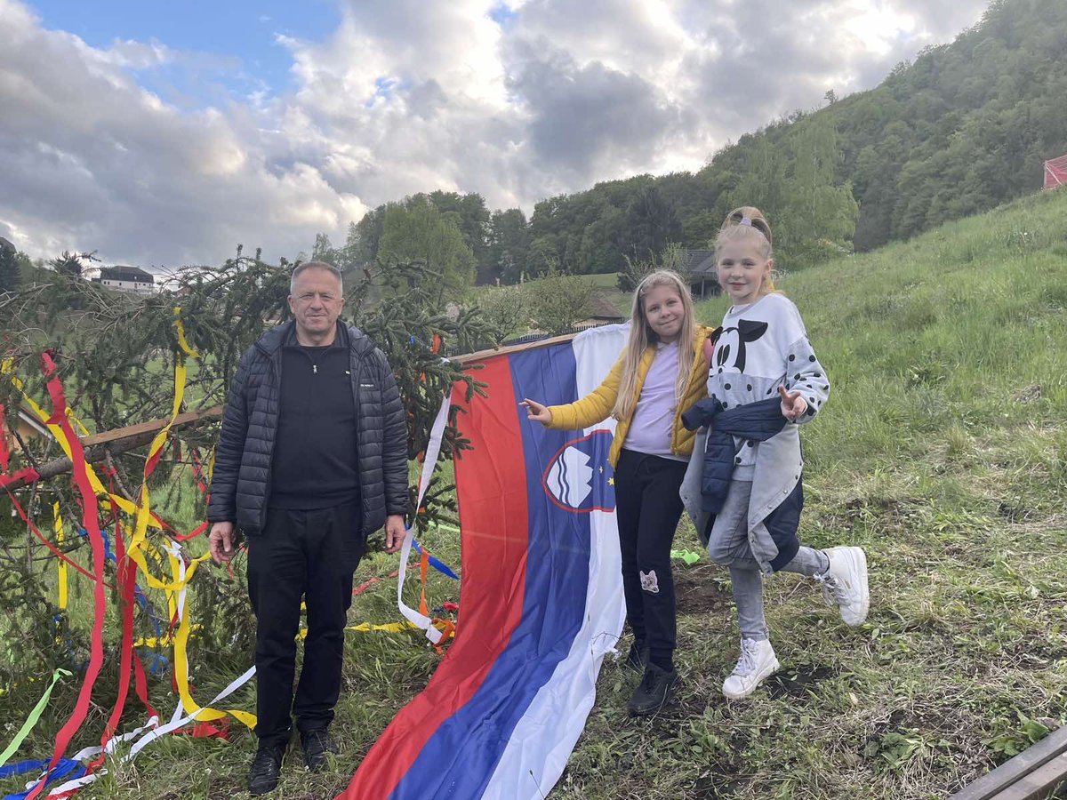 Mlaj je simbol svobode in delavskih pravic. Na tradicijo dam veliko. 

Veste kdaj je bil prvič postavljen mlaj kot je ta na sliki?