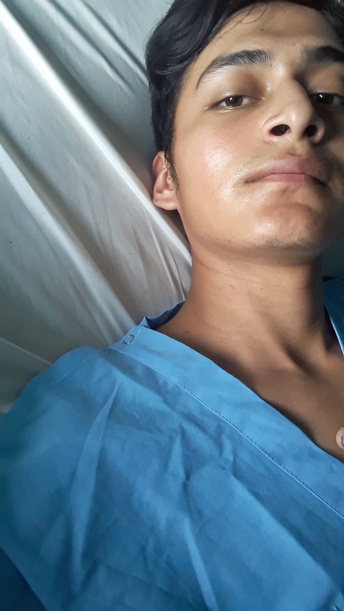 Hola, mi nombre es Daniel y pues vengo a decir mi historia. Hace unos días fui al  hospital por que tuve una caída y me eh lastimado la clavícula izquierda, pero vamos a lo más actual hace 5 días fui al doctor y me dijieron no tienes nada sólo tienes 1 golpe. 1/8