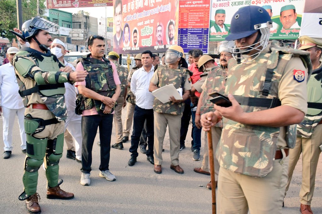आगामी त्योहारों के दृष्टिगत जनपद में शांति एवं कानून व्यवस्था बनाए रखने हेतु <a href="/AbhishekYadIPS/">Abhishek Yadav</a> के साथ शिव चौक से मीनाक्षी चौक तक फुल रिहर्सल फ्लैग मार्च किया। <a href="/Uppolice/">UP POLICE</a> <a href="/ChiefSecyUP/">S.P. Goyal, Chief Secretary, GoUP</a> <a href="/homeupgov/">Home Department, UP</a> <a href="/CMOfficeUP/">CM Office, GoUP</a>