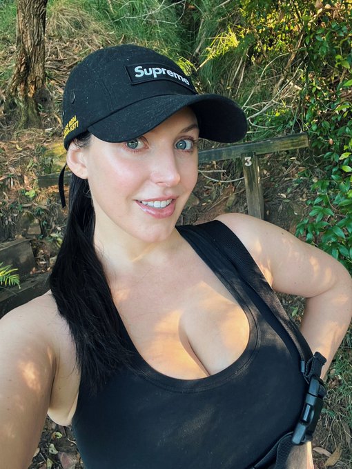 2 pic. Sorry I missed your call… ??? https://t.co/oQzWT2z2Sc
