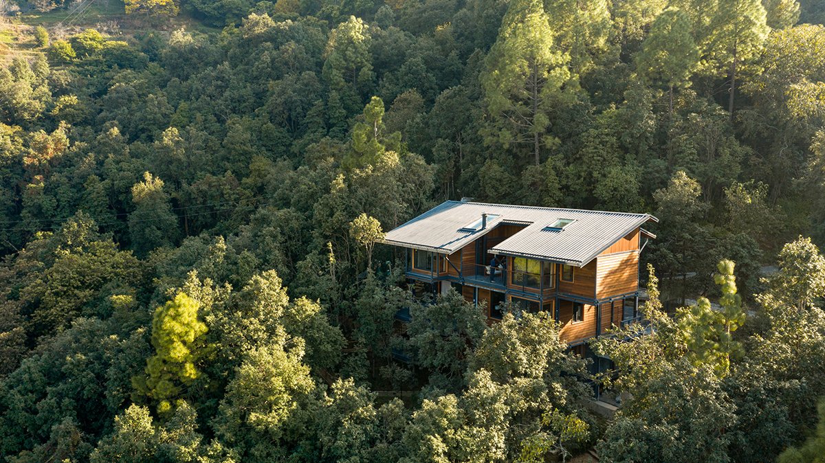 studiolotus_in's tweet photo. "With sustainable architecture and regenerative practices, this pied-a-terre by Studio Lotus has an ultra-light environmental footprint," writes Vaishnavi Nayel Talawadekar for @ArchDigestIndia.
https://t.co/glINyWorAU
#StudioLotus #EarthDay2022 #ConsciousDesign #Design https://t.co/TgJuSLE2T8