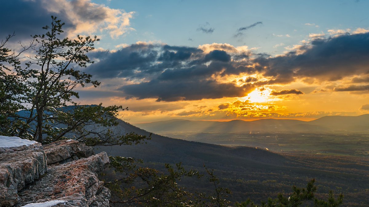 ArtsRjg's tweet photo. Tough hikes are worth it when this is the view you get to enjoy. 
#hikingadventures #hiking #beautifuldestinations #photography #landscapephotography #mountains https://t.co/xTsXdESZmb