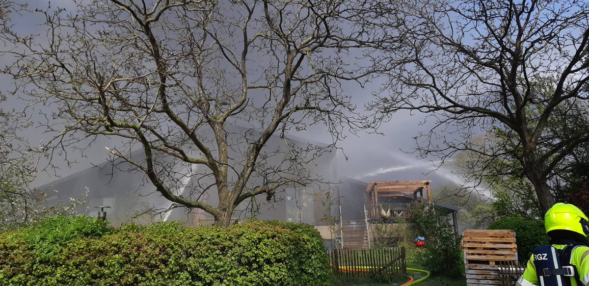 Brandweer nog met veel eenheden bezig met de brand in <a href="/gemeenteburen/">Gemeente Buren</a>. Naast de 4 loodsen zijn ook 4 woningen bij de brand betrokken. 4 personen zijn na rookinhalatie door ambupersoneel gecontroleerd. Vervoer naar ziekenhuis gelukkig niet nodig. Blijf hulpdiensten de ruimte geven.