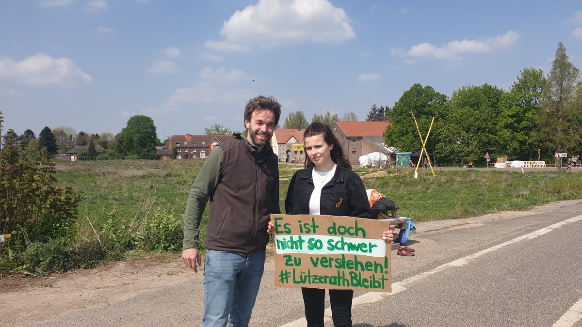 Danke für deinen Einsatz für Lützerath, die Dörfer und die Höfe, liebe <a href="/Luisamneubauer/">Luisa Neubauer</a>. Erst gerade hat <a href="/CKemfert/">Claudia Kemfert</a> und <a href="/DIW_Berlin/">DIW Berlin</a> Team bestätigt, dass auch ohne Russlands Energie der Ausstieg 2030 gelingen und Lützerath erhalten werden kann: diw.de/documents/publ…
#Lützibleibt