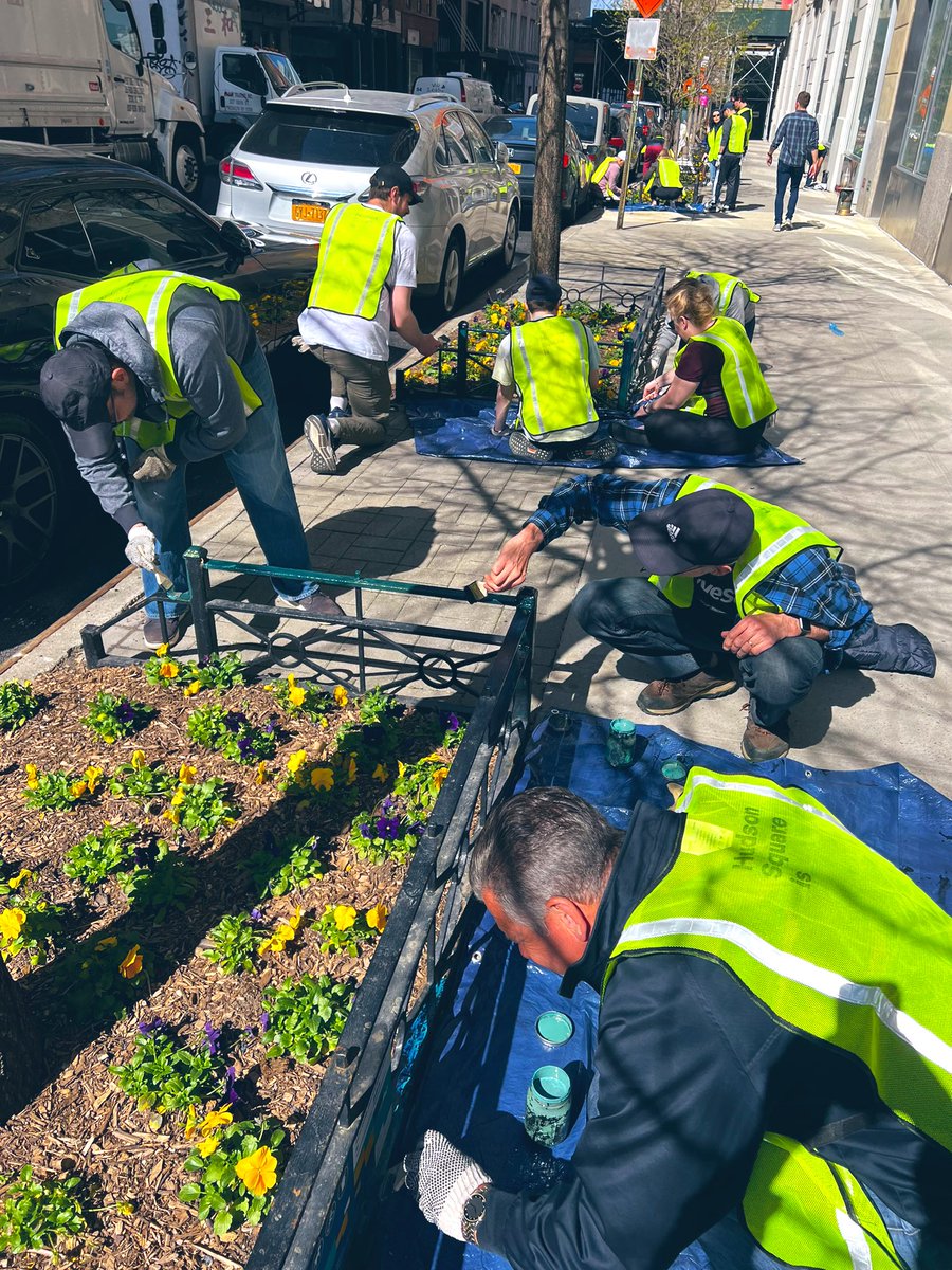 The <a href="/audacy/">Audacy</a> NY team out yesterday on a beautiful Earth Day with our friends from <a href="/HudsonSquareNYC/">Hudson Square BID</a> // 🌺🪴🌷🌼🌳 #1Day1Thing