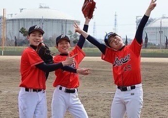 ALLWIN__2021's tweet photo. 【野球サークル紹介】
近畿大学 Bonds

 僕たちのモットーは"楽しく野球をする！"で、常にみんな楽しんで野球をしているのが特徴です😆

今のシーズンは"花見🌸"や"新1回生の新歓"を予定しています☝️

すでに1回生が30人ぐらい入部が決まっているので気軽に入部してみてください✨

#Bonds https://t.co/XWWEuaxl3i