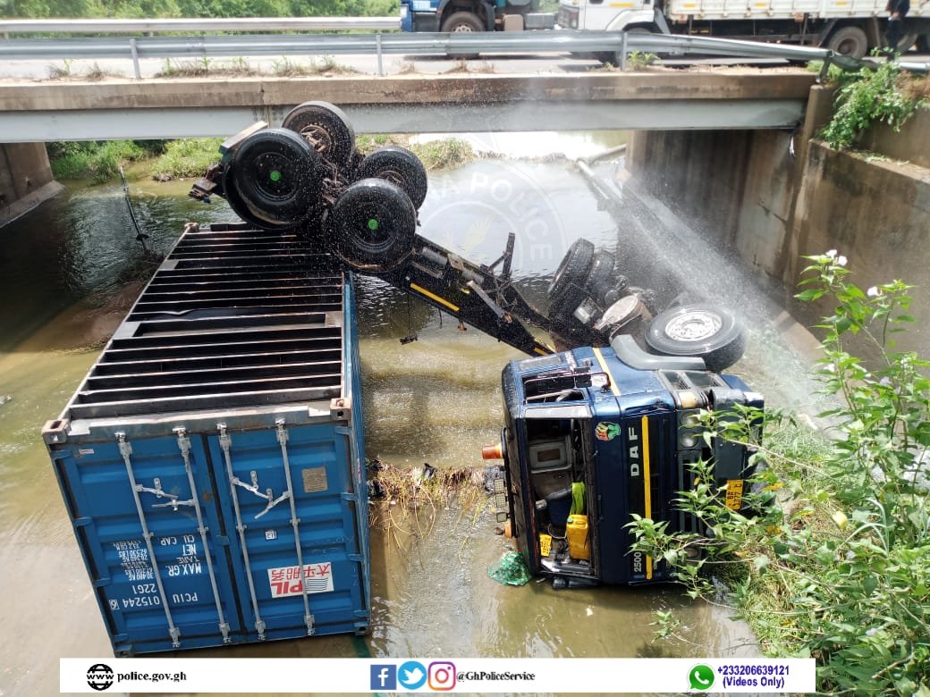 GhPoliceService's tweet photo. Public Notice 

There are two separate road crashes on the Accra bound Kwame Nkrumah Motorway (N1),  between Adjeikojo and Abattoir,  involving a salon car and an articulated truck, and single roll over rigid truck partially obstructing free flow of traffic. https://t.co/ak4dP9nrcc