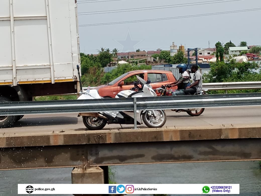 GhPoliceService's tweet photo. Public Notice 

There are two separate road crashes on the Accra bound Kwame Nkrumah Motorway (N1),  between Adjeikojo and Abattoir,  involving a salon car and an articulated truck, and single roll over rigid truck partially obstructing free flow of traffic. https://t.co/ak4dP9nrcc