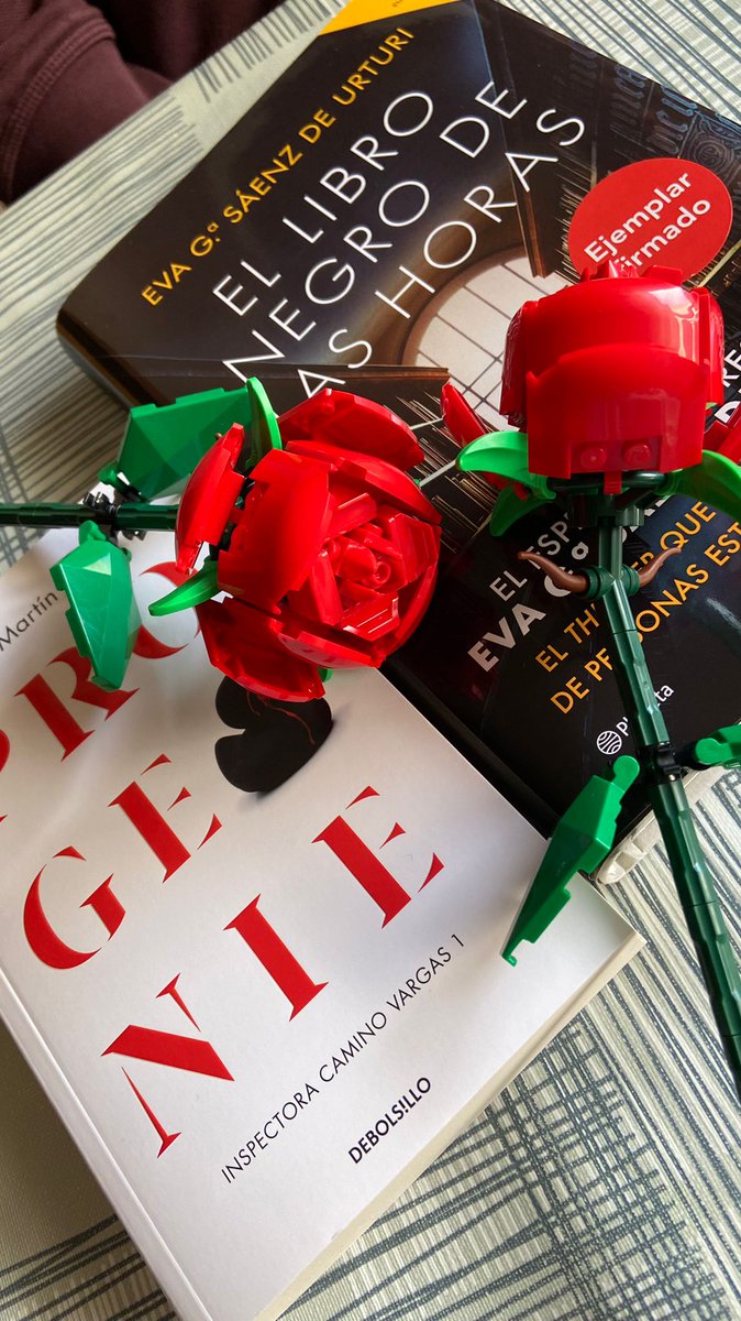 enavarrogarre's tweet photo. El mejor día del año. Feliç Sant Jordi! 🐉🌹@coralsala25 https://t.co/XzIz0NweFe