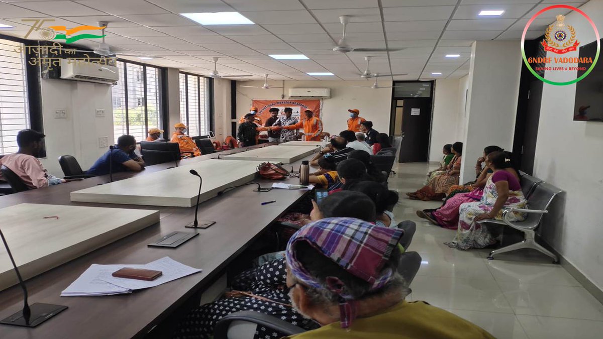 06NDRF's tweet image. “आप ख़ुद को जितना अधिक जागरूक बनायेंगे आप उतना अधिक सफ़लता पायेंगे“
#23/04/2022 #Team6NDRF 
#CommunityAwarenessProgramme
💎Conducted at Mamlatdar Office Maninagar 
🔶 Distt-Ahmedabad #Gujarat 
🇮🇳आपदा सेवा सदैव सर्वत्र🇮🇳
@NDRFHQ
@MamManinagar
@PIBAhmedabad 
@ANI
@PTI_News
#NDRF4U