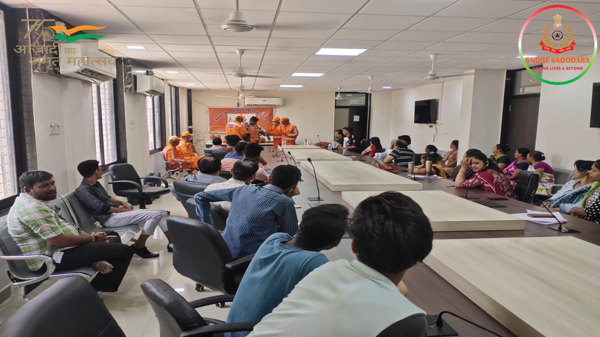 06NDRF's tweet image. “आप ख़ुद को जितना अधिक जागरूक बनायेंगे आप उतना अधिक सफ़लता पायेंगे“
#23/04/2022 #Team6NDRF 
#CommunityAwarenessProgramme
💎Conducted at Mamlatdar Office Maninagar 
🔶 Distt-Ahmedabad #Gujarat 
🇮🇳आपदा सेवा सदैव सर्वत्र🇮🇳
@NDRFHQ
@MamManinagar
@PIBAhmedabad 
@ANI
@PTI_News
#NDRF4U