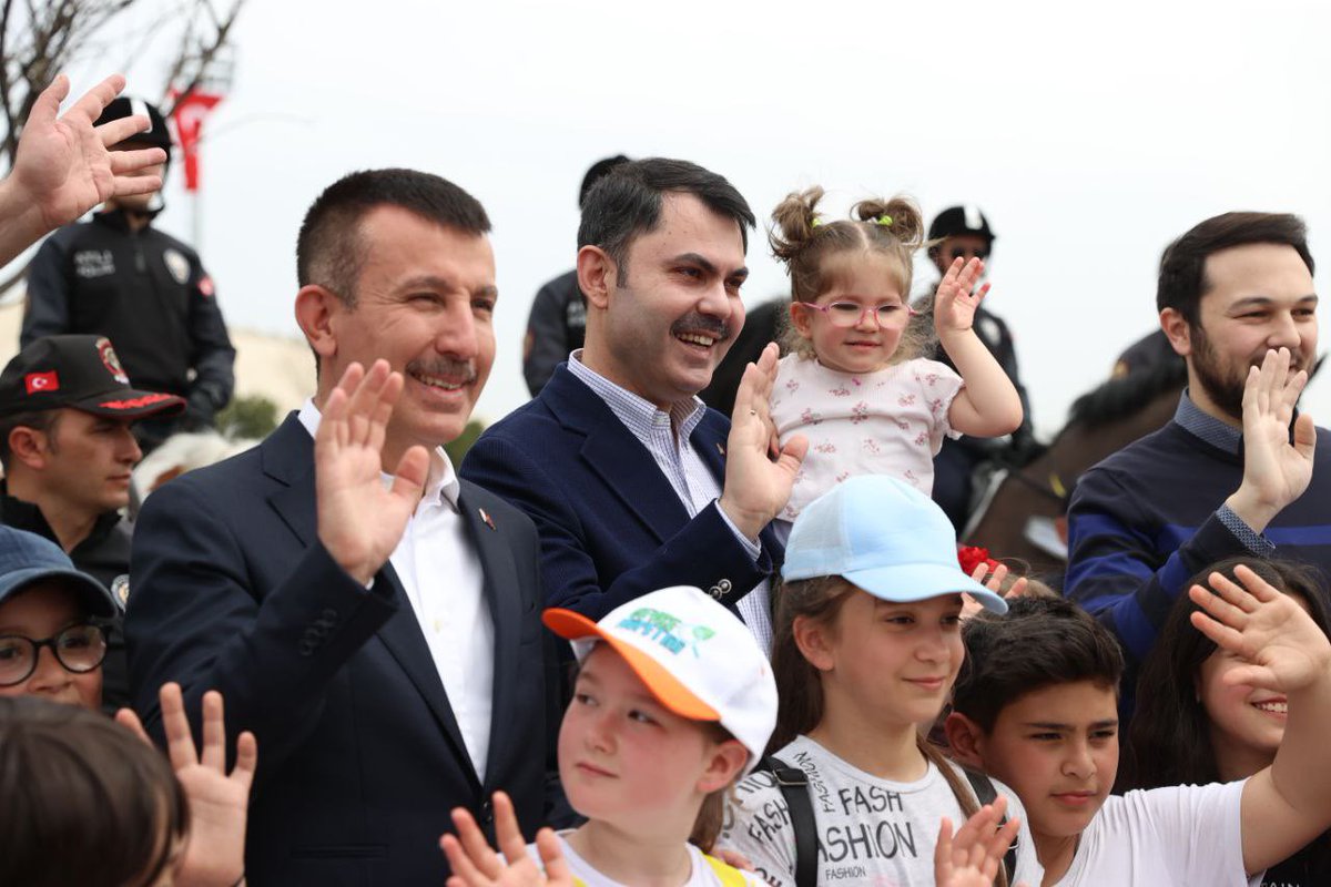 murat_kurum's tweet photo. Yarınlarımızın umudu, ülkemizin güzel çocuklarıyla, çevre müfettişlerimizle #23Nisan Ulusal Egemenlik ve Çocuk Bayramı vesilesiyle 81 şehrimizde düzenlediğimiz #ÇevreveÇocukŞenliği kapsamında Başkent Millet Bahçesi'ndeyiz... 

📍Ankara https://t.co/tqdydMCsIp