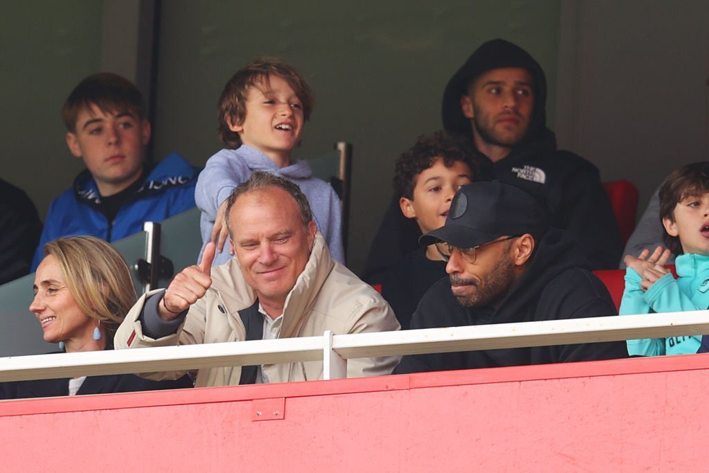 Arsenal legends Dennis Bergkamp &amp; Thierry Henry were both in attendance at the Emirates Stadium today. 🐐👑 #afc