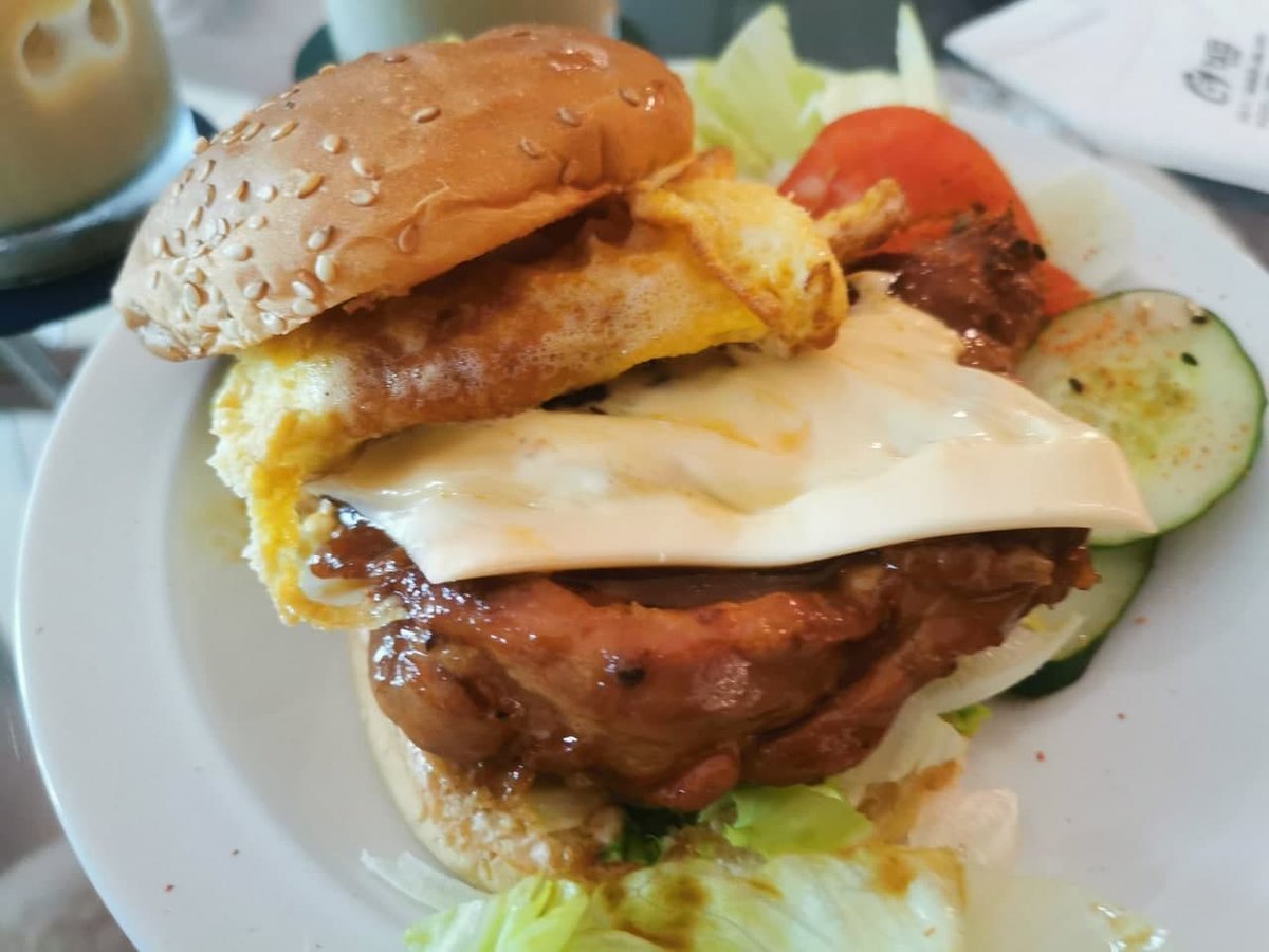 Laceyyy93's tweet photo. I've forgotten how long I haven't had a hamburger👺 https://t.co/rstETKdM0q