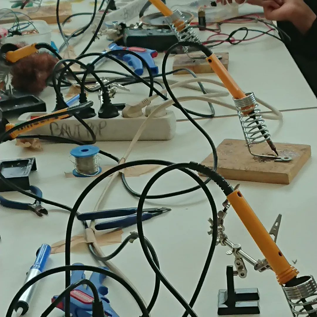 DurasBib's tweet photo. On sort les fers à souder ! C'est parti pour l'atelier #Drawdio avec le collectif #brutpop dans le cadre du @FestivalNumok #numok22 #paris20 #bib2paris #numok https://t.co/BxmxbbzChN