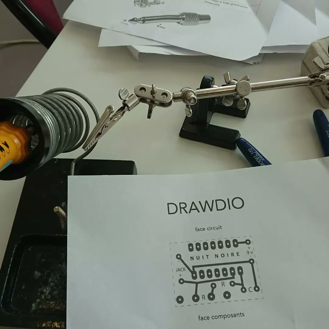 DurasBib's tweet photo. On sort les fers à souder ! C'est parti pour l'atelier #Drawdio avec le collectif #brutpop dans le cadre du @FestivalNumok #numok22 #paris20 #bib2paris #numok https://t.co/BxmxbbzChN