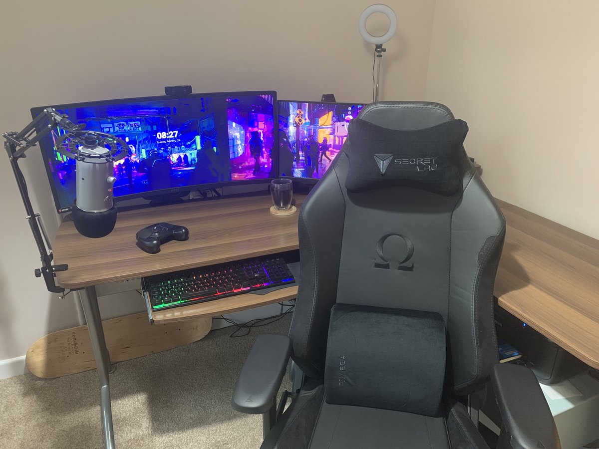 MrTogatsu's tweet photo. @gamingonlinux My @OsEndeavour setup, old picture same setup https://t.co/UNXxRantfI