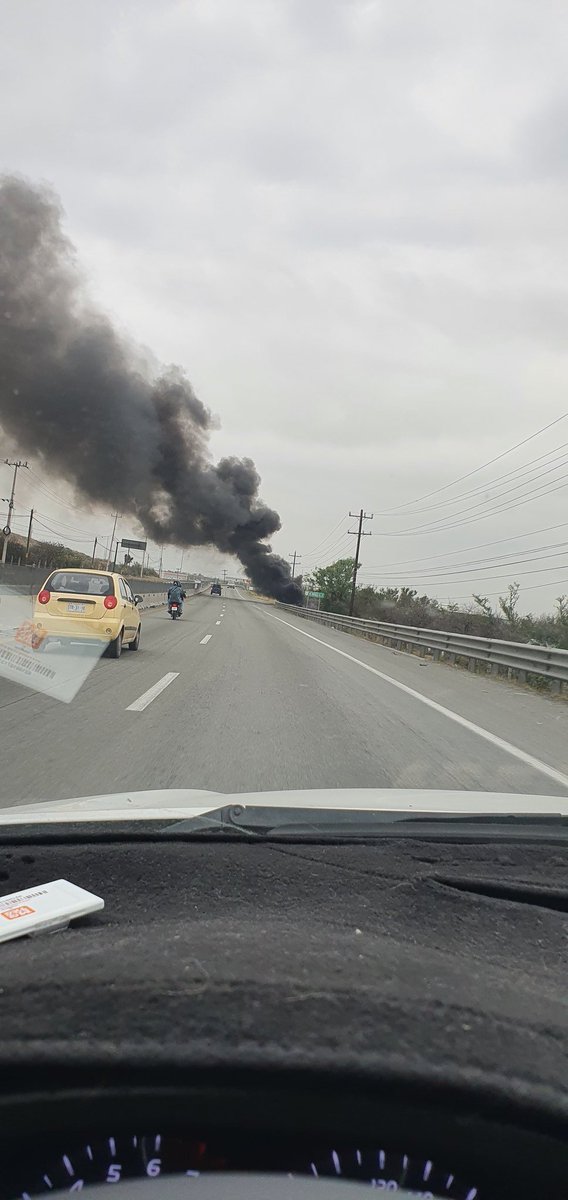 CarloozV's tweet photo. #incendio @Pesqueria_NL Carr. Miguel Aleman @pc_mty https://t.co/byaajSrllL