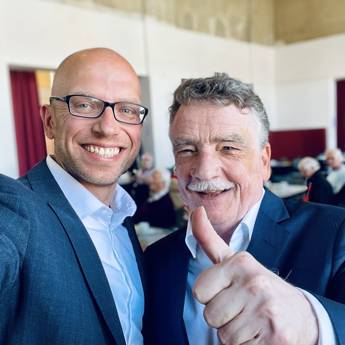 christianobrok's tweet photo. Ob als Abgeordneter, Minister oder Generalsekretär und Vorsitzender der @nrwspd - Mike #Groschek ist ein Sozialdemokrat, wie er im Buche steht. Ein Kümmerer, Macher, emphatischer Zuhörer und ein brillanter Redner. Kurz: Ein Ehrenmann und Edelhelfer im Wahlkampf. #NRWvonMorgen https://t.co/ZlpZWAMAfn