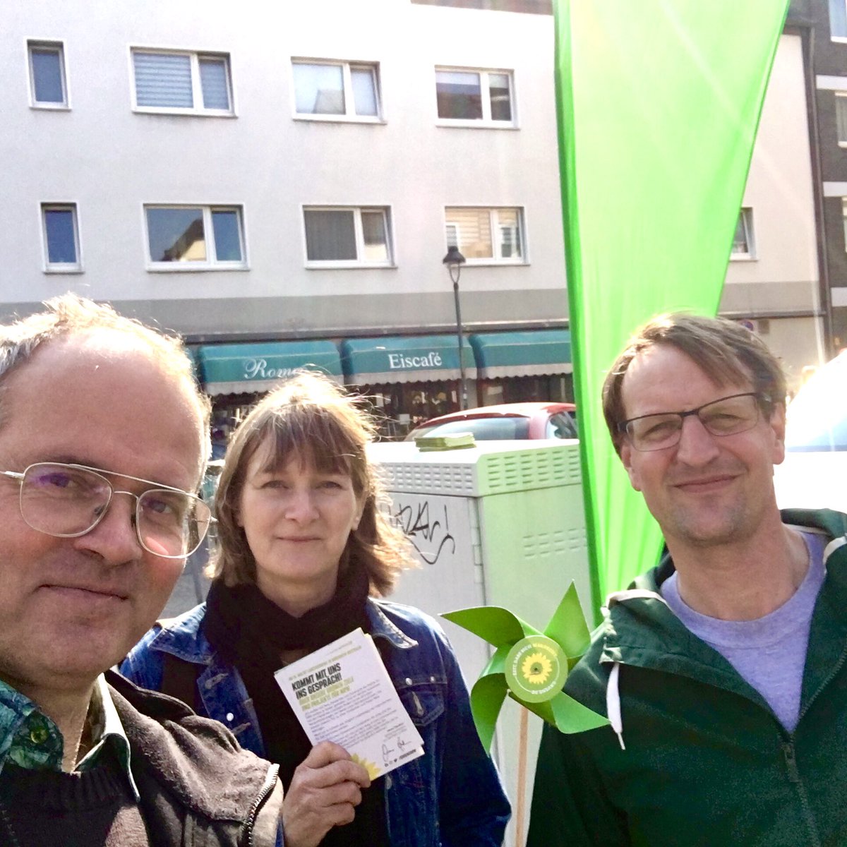 gruene04's tweet photo. Heute im Linksrheinischen, Wahlkampf mit unserem Kandidaten, Wählt Stefan Engstfeld fürs Linksrheinische, für Düsseldorf, fürs Klima, für Alle, als Direktkandidat in den Landtag @Engstfelder @grueneddorf #ltwnrw22 https://t.co/RyK2tlrT2C