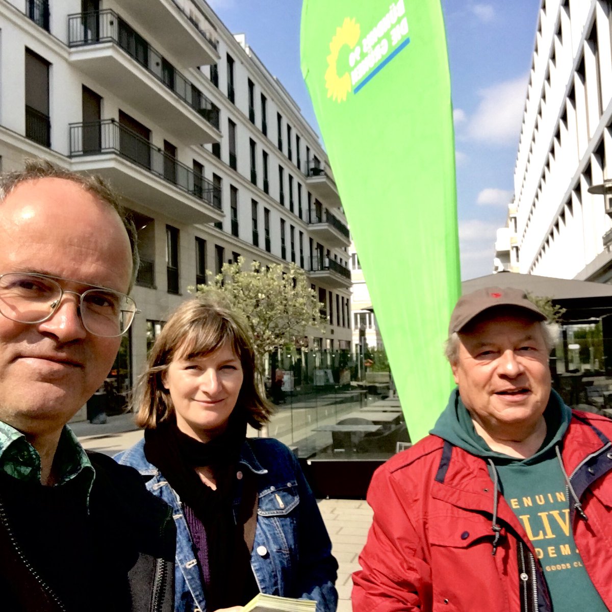 gruene04's tweet photo. Heute im Linksrheinischen, Wahlkampf mit unserem Kandidaten, Wählt Stefan Engstfeld fürs Linksrheinische, für Düsseldorf, fürs Klima, für Alle, als Direktkandidat in den Landtag @Engstfelder @grueneddorf #ltwnrw22 https://t.co/RyK2tlrT2C