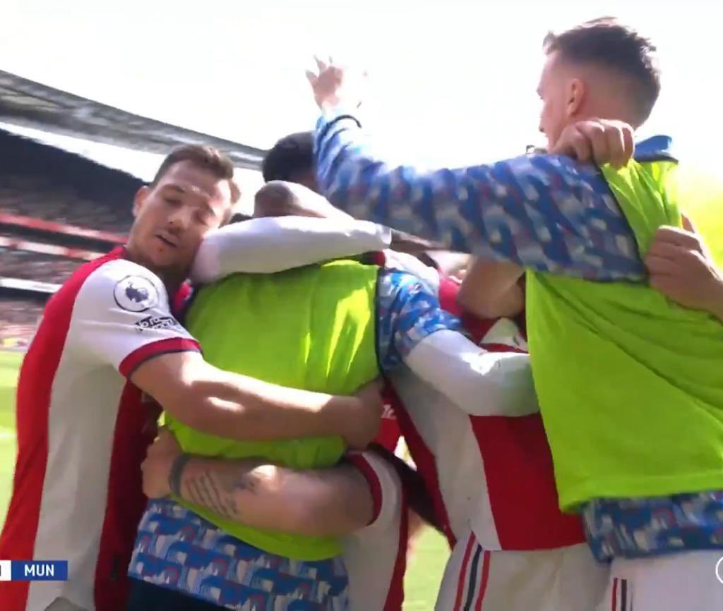 You can say what you like about him, but Cedric gives a great hug #ARSMUN #arsenal