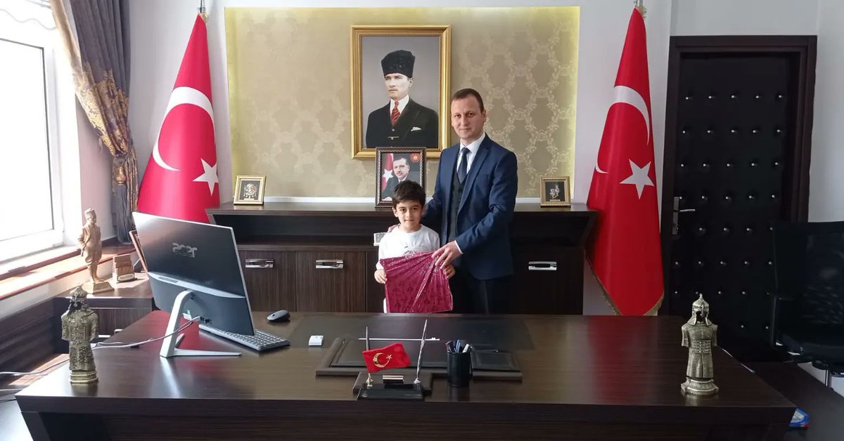 Kaymakamımız Sayın Ekrem GÜNGÖR makamını öğrencimiz Rüzgar Mete ÇELİK'e  devretti.

Güzel bir sohbetin ardından  Kaymakamımız öğrencimize hediyesini vererek hatıra fotoğrafı çekildi.
facebook.com/25124056541925…

<a href="/edirne_valiligi/">Edirne Valiliği</a> <a href="/Edirne_MEM/">Edirne İl Millî Eğitim Müdürlüğü</a> <a href="/Dr_Onderarpaci/">Dr. Önder ARPACI</a>