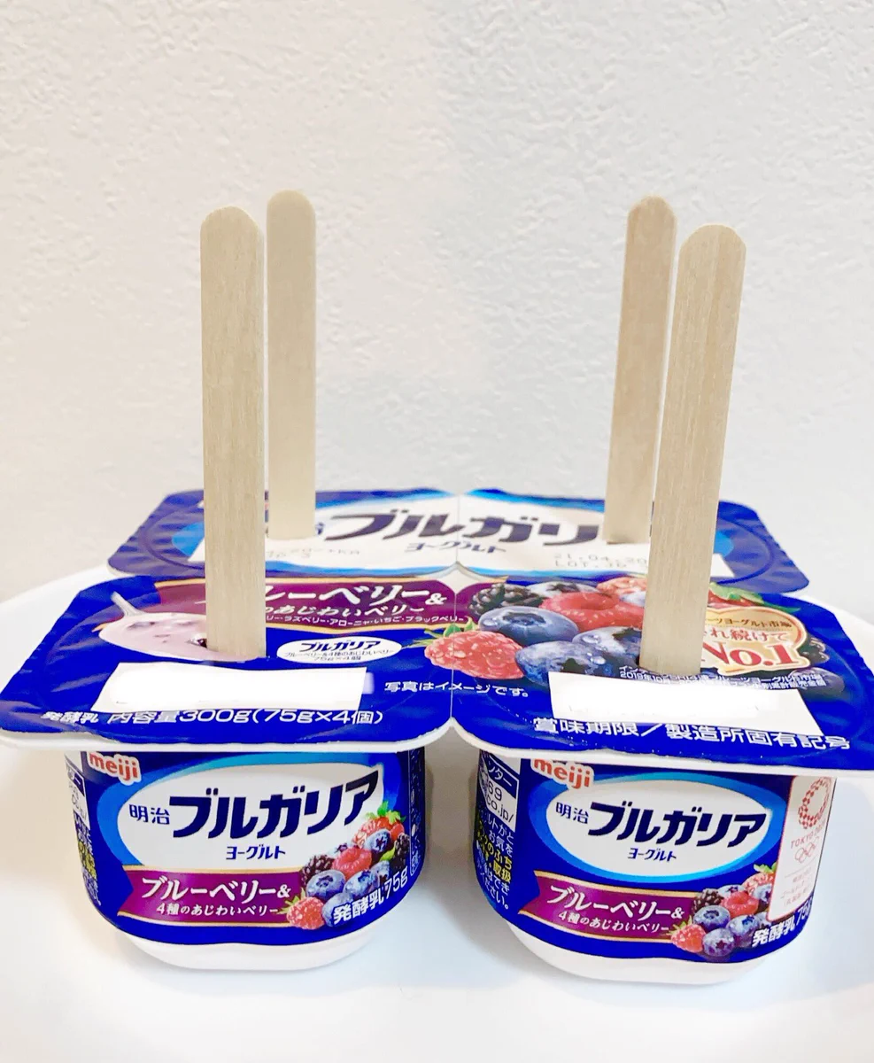 ヨーグルトのパックにスティックを刺して凍らせるだけ！簡単ヨーグルトアイス。