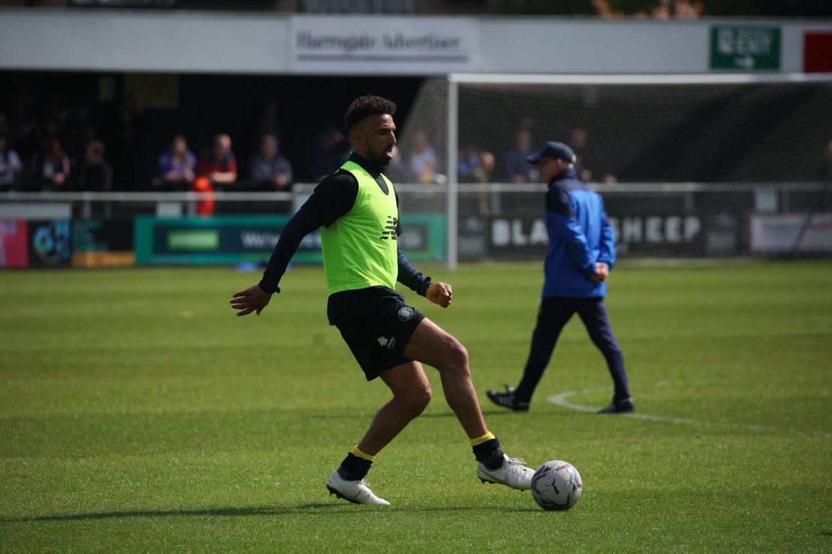 HarrogateTown's tweet photo. πΈ We're less than 10 minutes away from kick-off!
#ProudToBeTown #NCSMatchday https://t.co/nR9erOvVsX