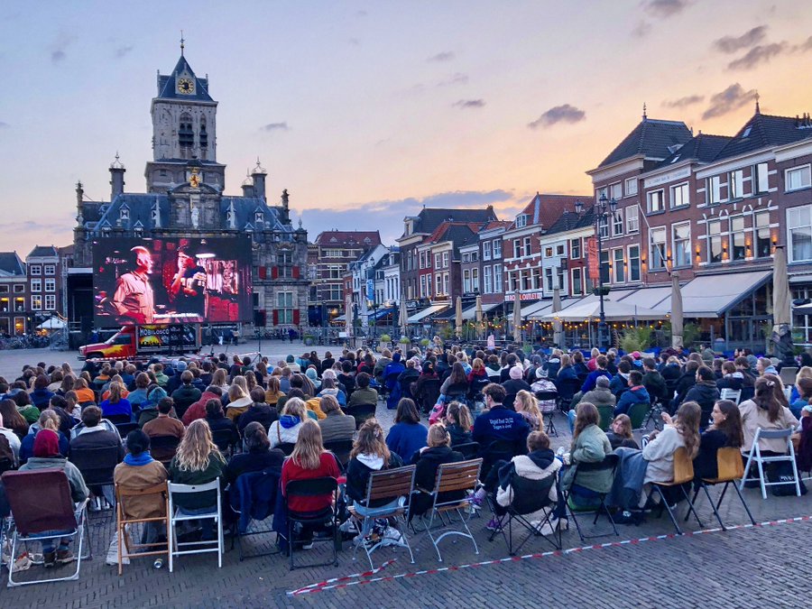 Delft's (NL) historic market square in the 1970s (h/t @WendyRiemens) &amp; Delft's historic market square today (h/t <a href="/modacitylife/">Melissa & Chris Bruntlett</a>). 

Cities can be for 👨‍👨‍👧‍👧👩‍🦽🤸🚸, but we need courageous leadership to make it happen.