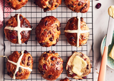 🎉 Happy St George's Day 🏴󠁧󠁢󠁥󠁮󠁧󠁿 Go for a classic spin on your menu and add our Hot Cross Bun recipe, packed with tasty cranberries and milk chocolate chunks - this British hallmark treat goes perfect with cuppa' Check out the recipe HERE👉 bit.ly/3JVH1kO