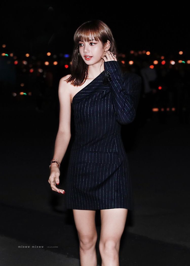 LMBSOTBFEFSKFL's tweet photo. Dropping all my money~
I'm listening to the longest charting song by K-pop soloist on Billboard 200 #MONEY by #LISA https://t.co/WOZcIDOsFQ